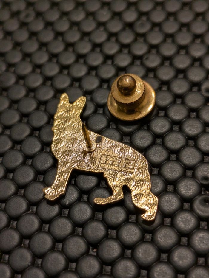 Pin's Chien Berger allemand fermoire luxe - photo numéro 2