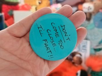 Badge humouristique don't Come too close i'll fart