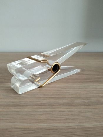Pince géante en plexi vintage.