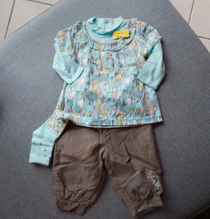 Ensemble pantalon t-shirt chaussettes