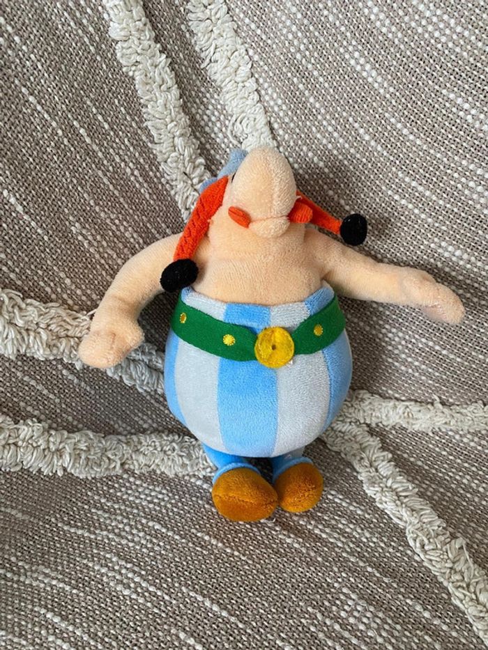 Peluche doudou 22cm Astérix Obelix bleu avec menhir à noeud jaune très bon état - photo numéro 5