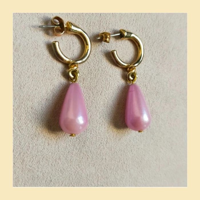 Boucles d’oreilles créoles dorées & goutte rose nacrée - photo numéro 2