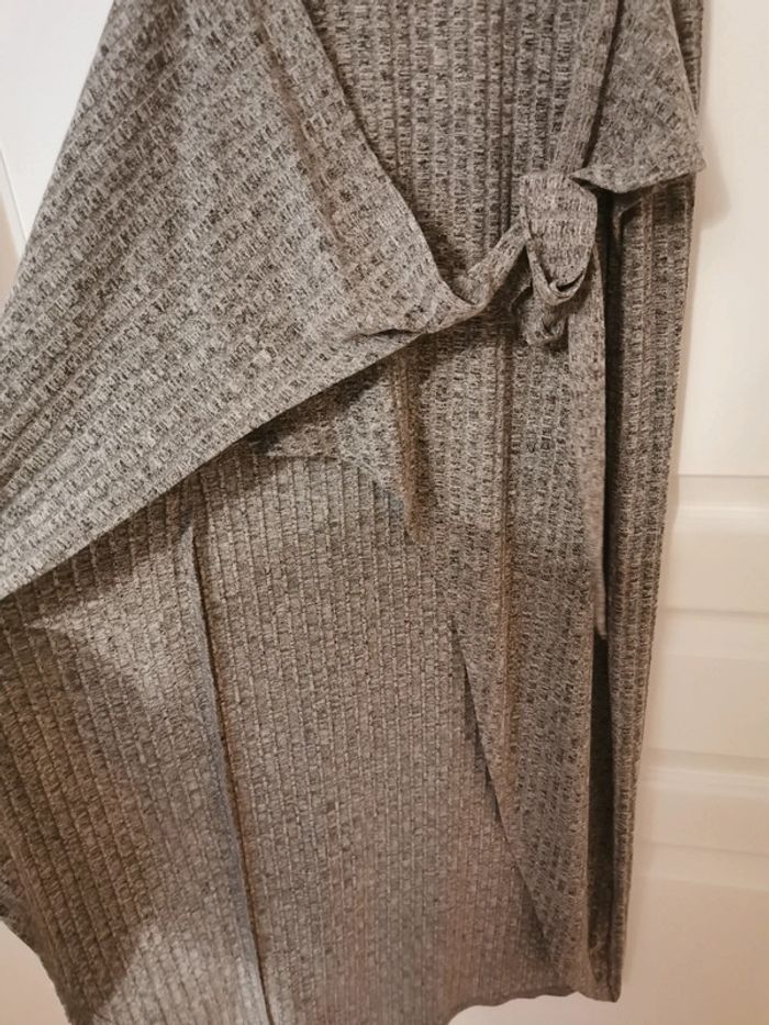 Robe grise fendu d'un côté - photo numéro 3