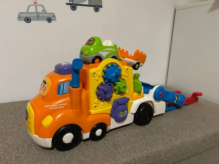 Tut Tut Bolides – Mon super camion transporteur avec une voiture
