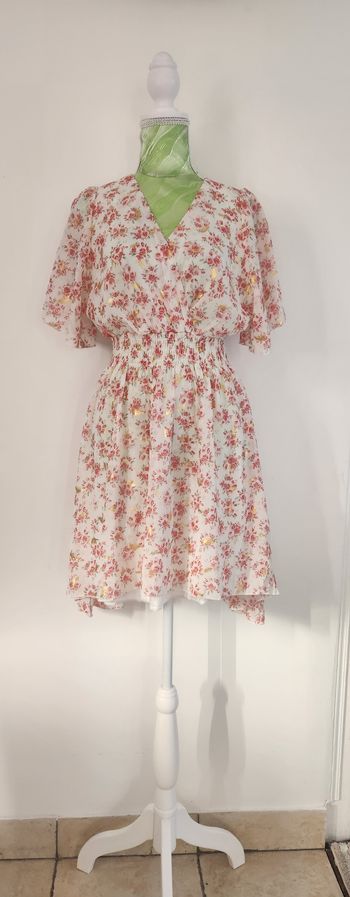 Très jolie robe blanche à imprimé fleuri rose avec détails dorés brillants