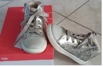 chaussures argentées/strass gémo pointure 27 en très bon état (peu portées)