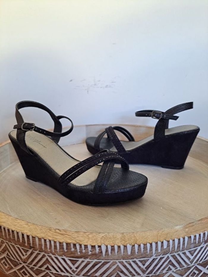 Magnifique sandales à talons compensés noires