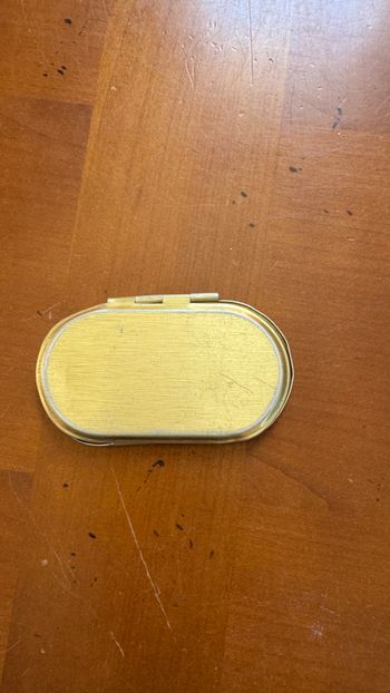 Miroir de poche doré avec partie grossi