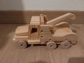 Véhicule en bois artisanal