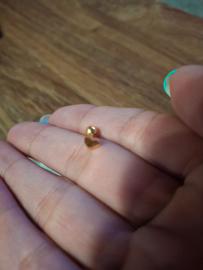 Piercing cœur tragus couleur doré jamais servi dans son emballage d'origine - photo numéro 3
