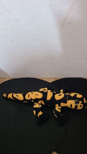 peluche salamandre noir jaune world