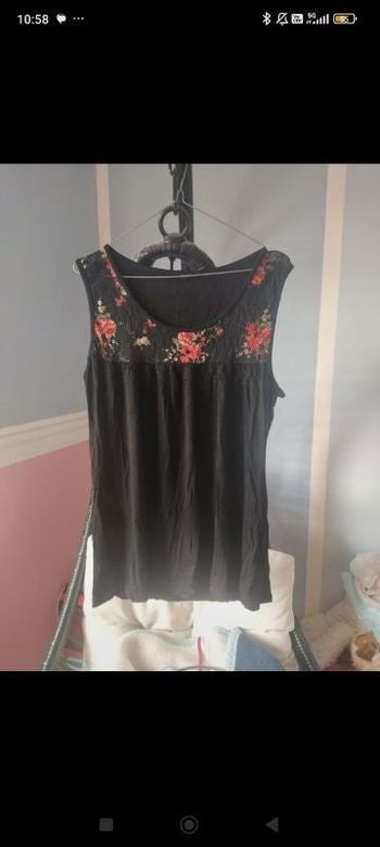 Haut sans manches noir à fleurs
