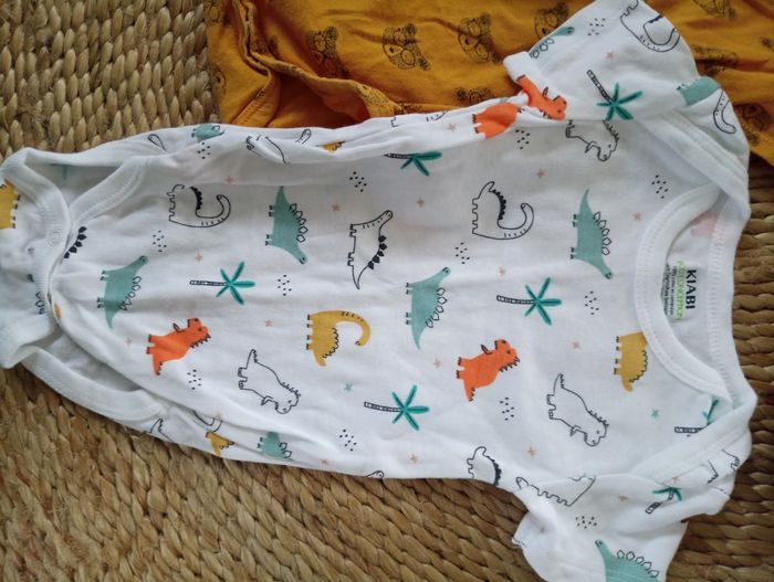 Lot de body 3 mois - photo numéro 2