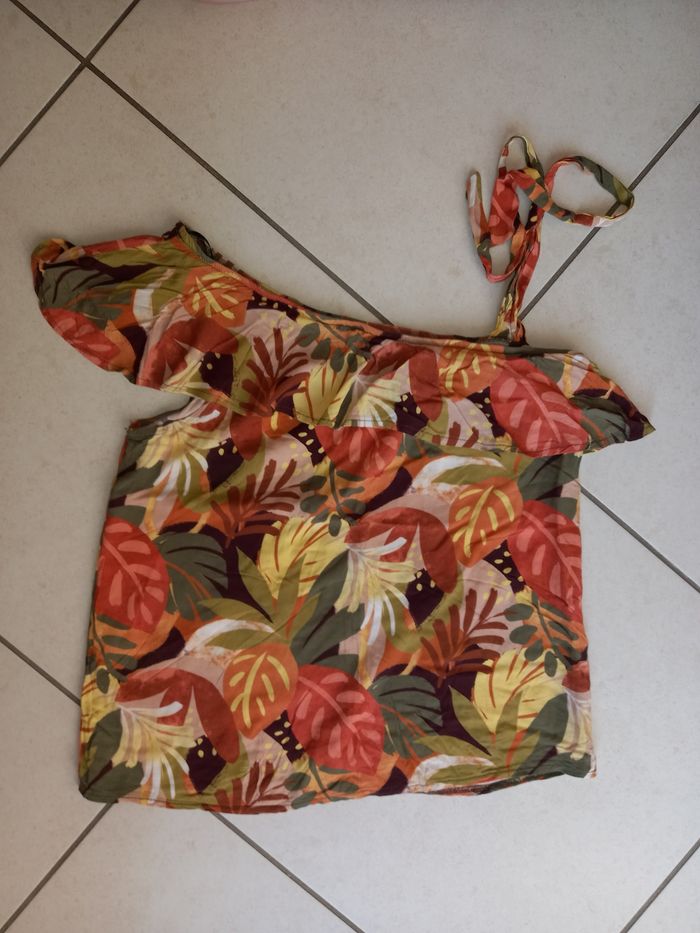 Haut épaule nue fluide motif feuilles Taille 38