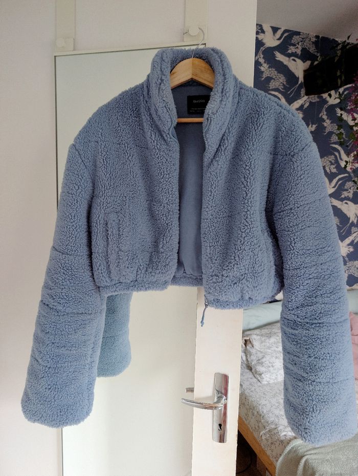 Blouson court cropped teddy doudoune fausse fourrure style sherpa bleu ciel cosy chaud tendance hiver Bershka Taille 40 L 
Très bon état - photo numéro 7