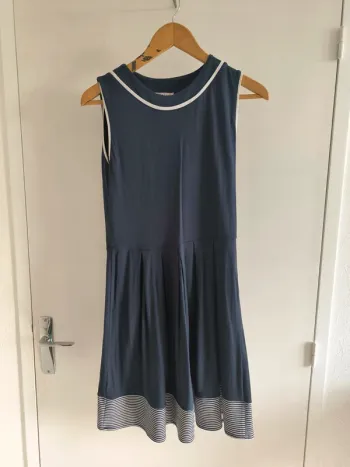 Robe bleu marine patineuse