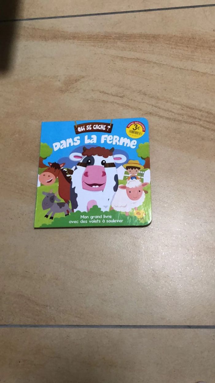 Livre qui se cache dans la ferme