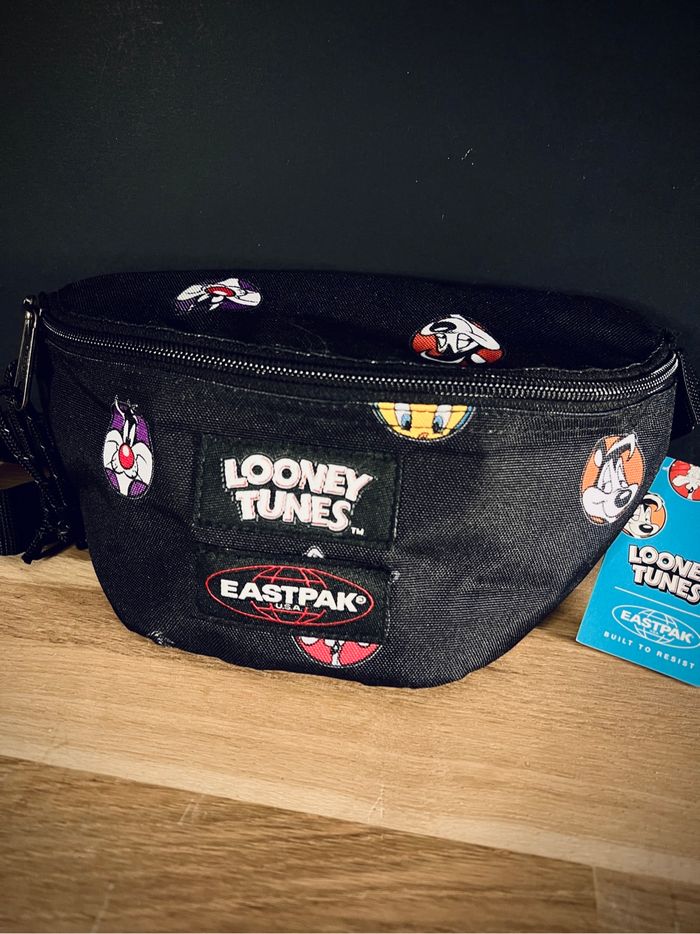 Banane Sacoche Eastpak Looney Tunes neuve - photo numéro 2