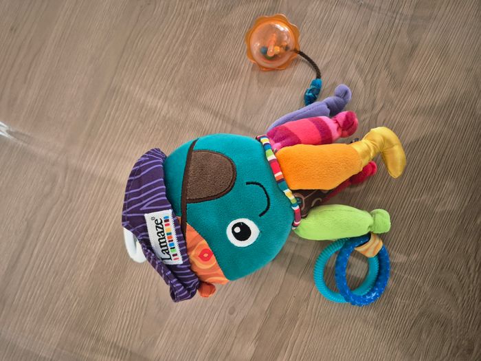 Jouet d’activité Capitaine Calamar – Lamaze - peluche calamar - photo numéro 2