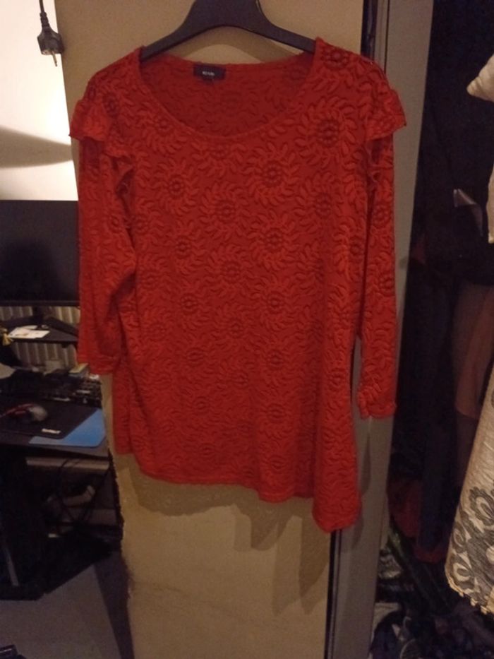T-shirt rouge en dentelle - photo numéro 8