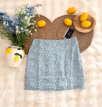 Jupe Na-Kd bleue à fleurs taille 38 EU = 40 FR