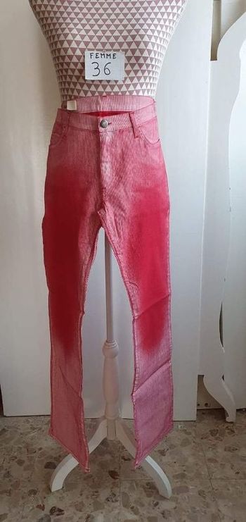 Jeans, rouge à fine rayures blanches, neuf, taille standard, forme slim fit, marque Marlboro Classic