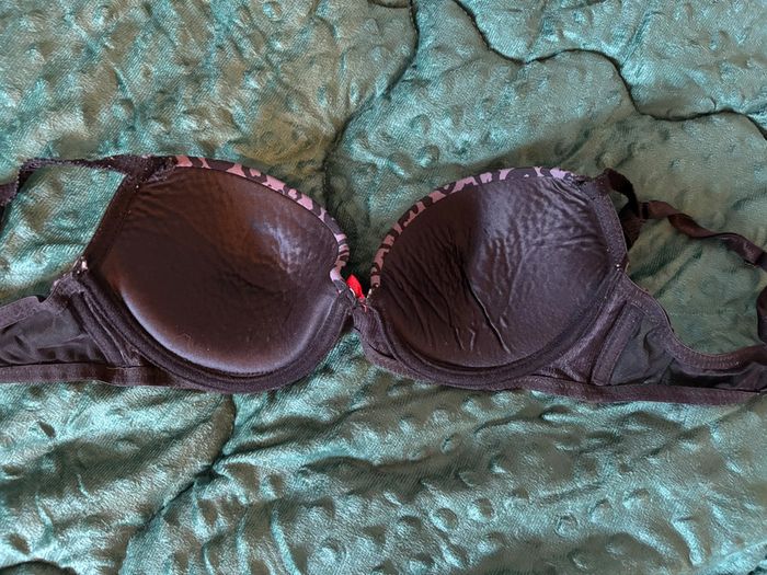 Soutien gorge noir et gris imprimé panthère avec dentelle et petit noeud rouge 90 C - photo numéro 2