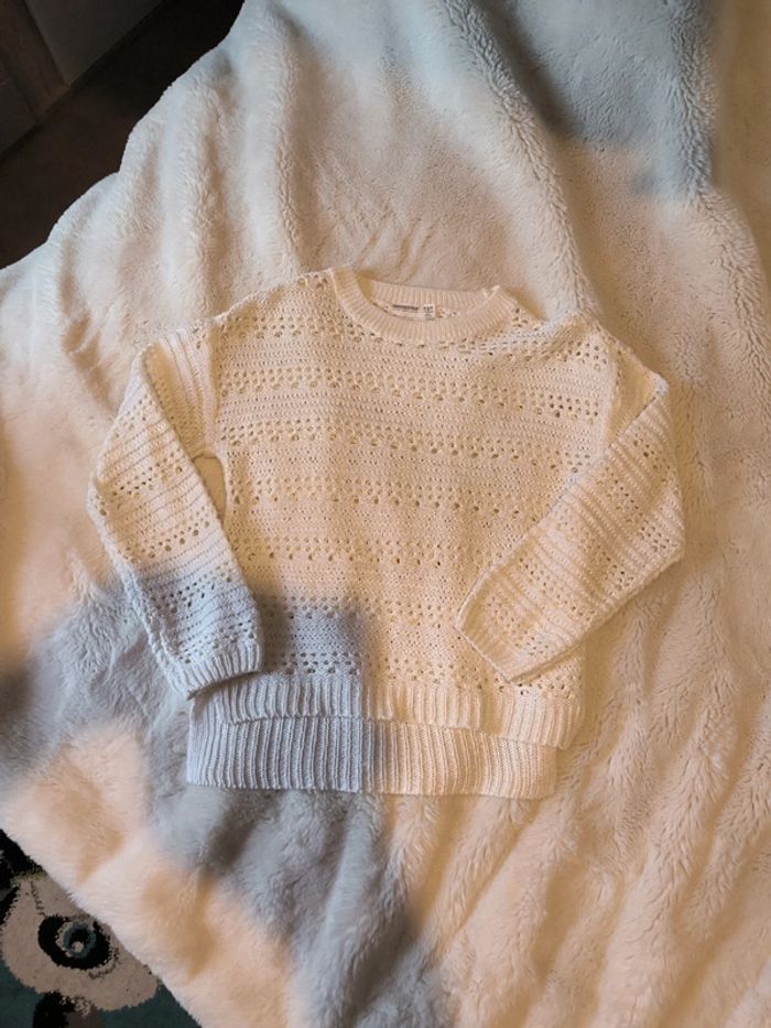 Pull blanc à trous 8 ans