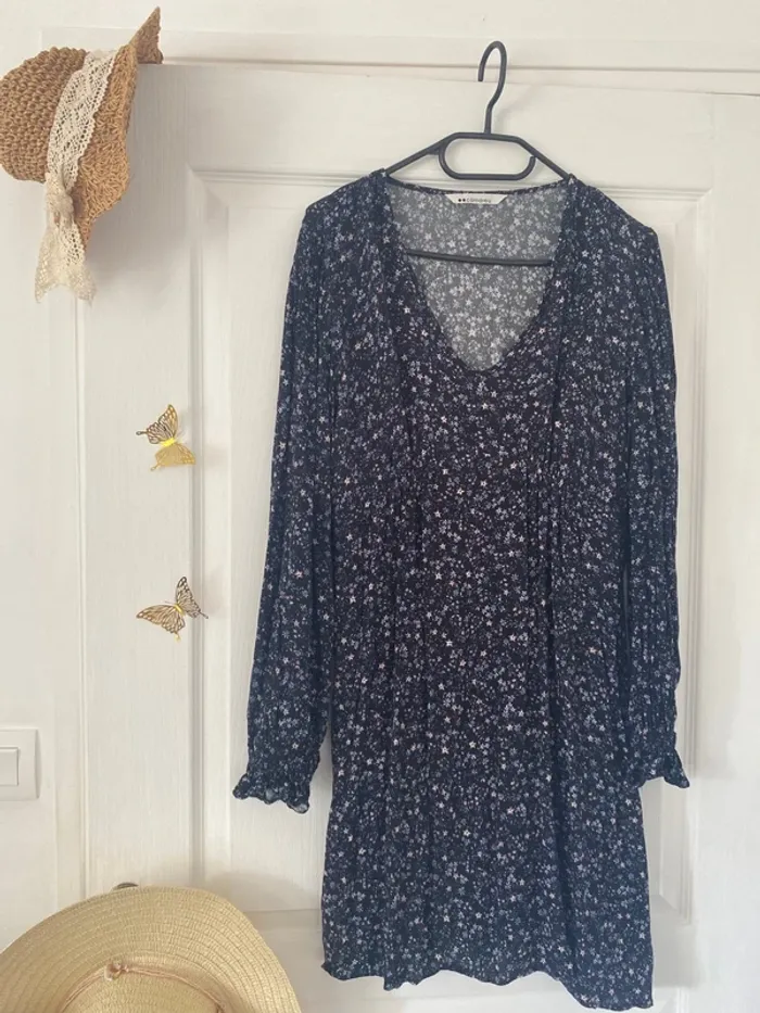 Robe violette à fleur