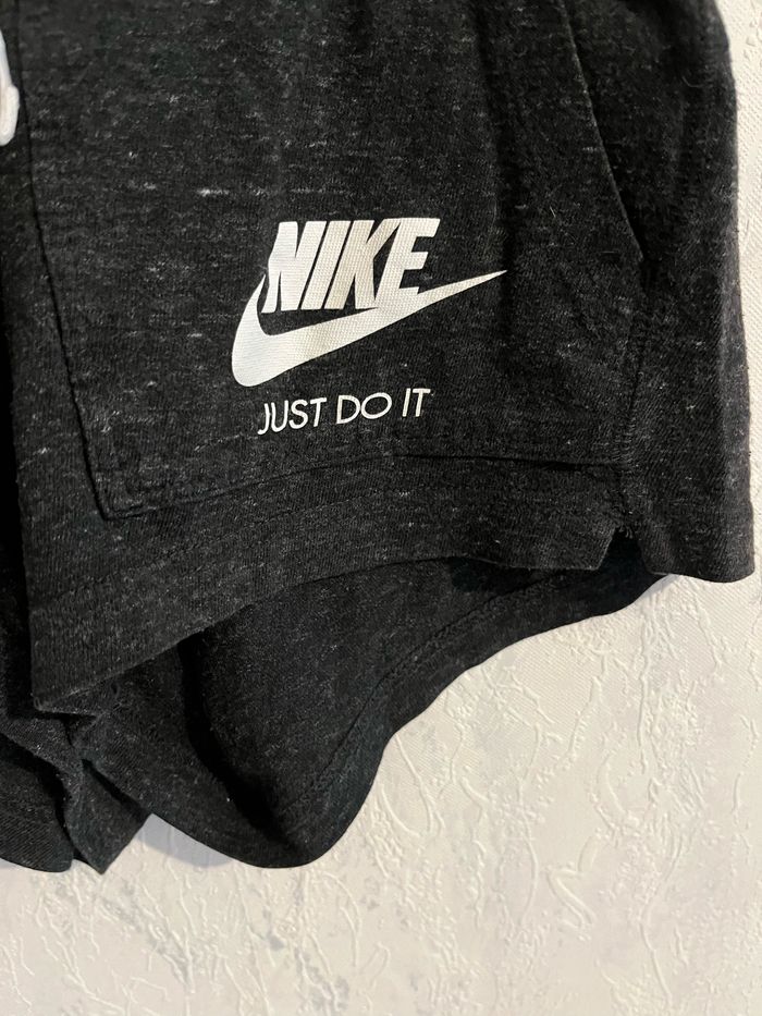 Short femme sport Nike Taille 34 - photo numéro 2
