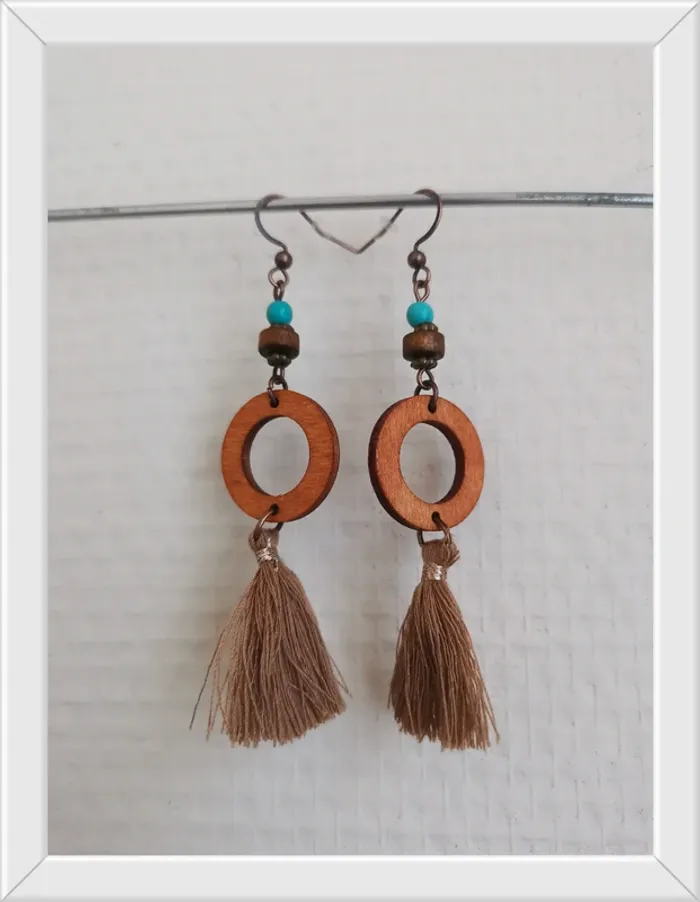 Paire de boucle d'oreilles bois pompons et turquoise