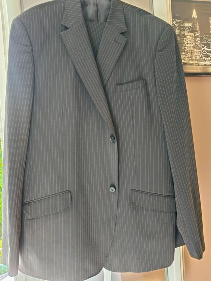 Costume Brice marine avec fines rayures