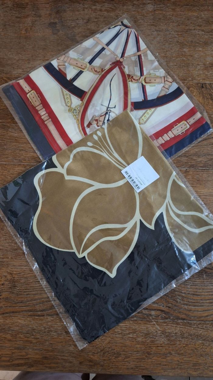 Lot de 2 foulards 70x70 cms neuf