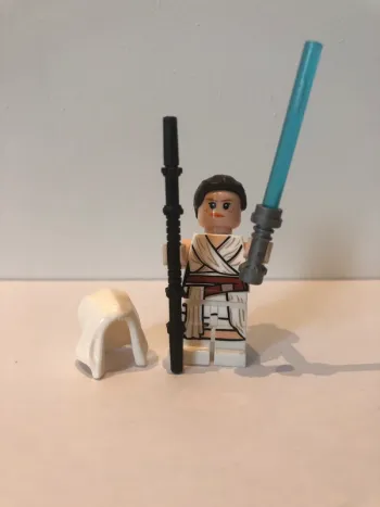 Figurine type lego Jedi Rey avec sabre laser et bâton de combat. Star Wars