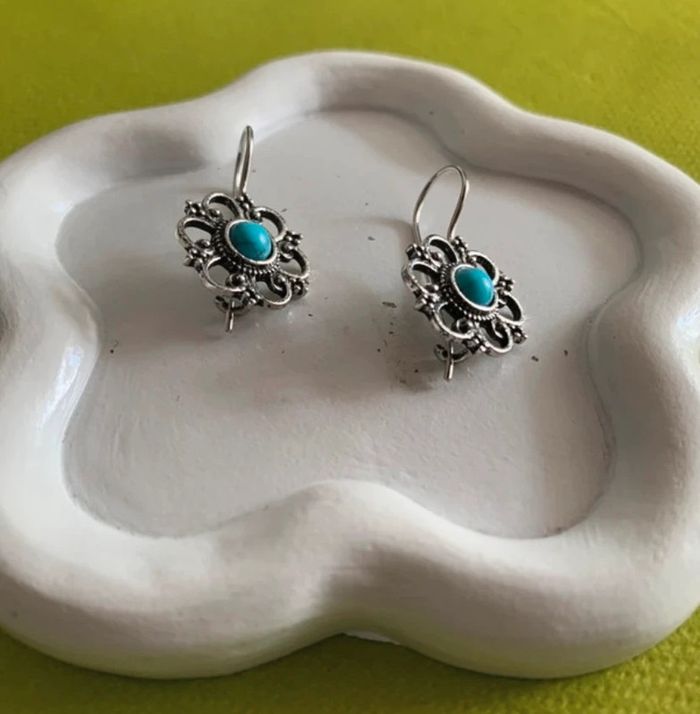 Boucles d’oreilles bohème fleur bleue turquoise et argentée - photo numéro 6