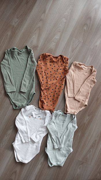 Lot 5 bodies mixtes  12-18 mois
