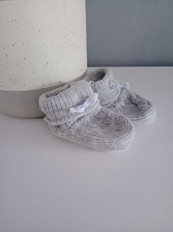 Chaussons de naissance bébé gris