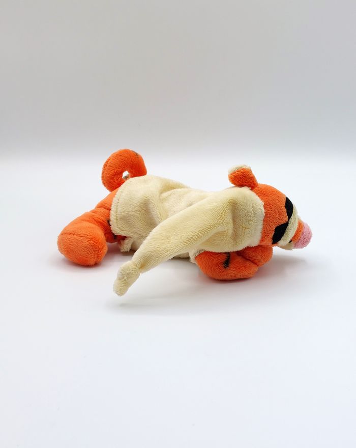 Peluche doudou tigre Tigrou qui dort DISNEY NICOTOY SIMBA bonnet jaune 20 cm - photo numéro 2