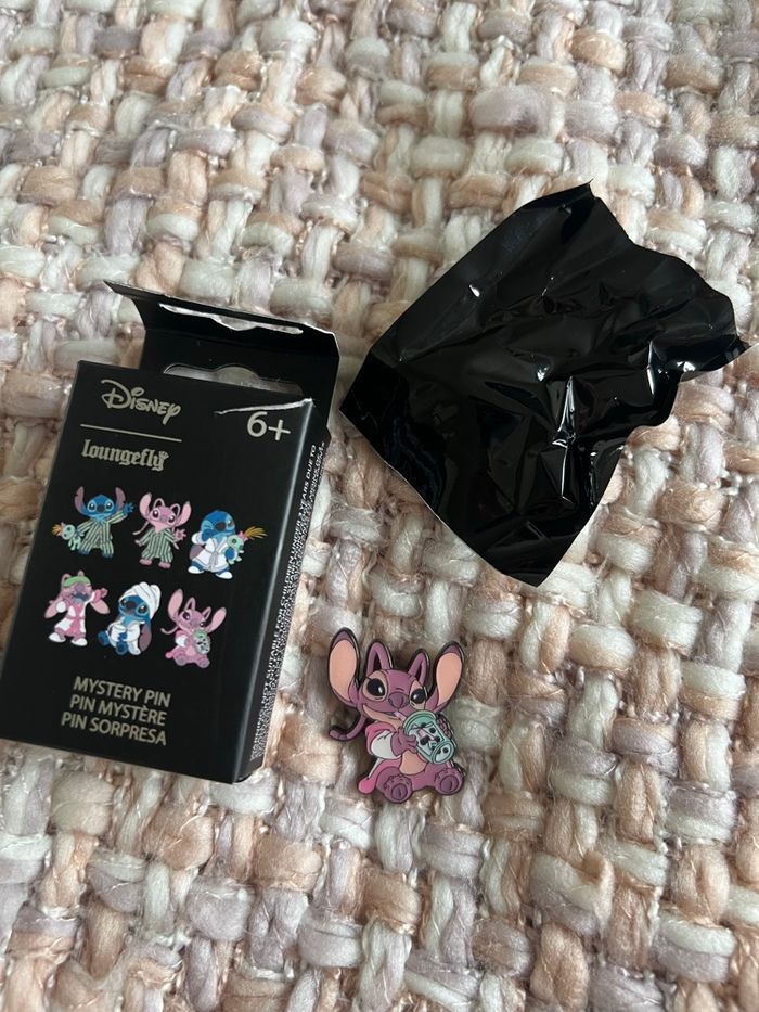 Pin Loungefly Disney Stitch & Angel in pjs - photo numéro 7