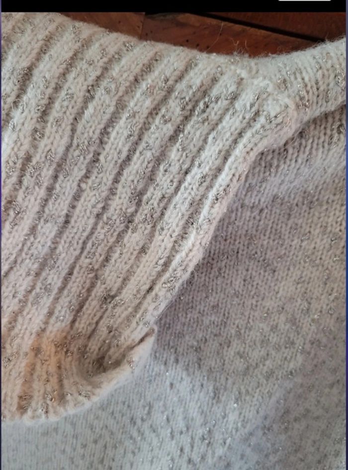 Pull col roulé Beige avec mailles en fil doré
la redoute T42/44 - photo numéro 2