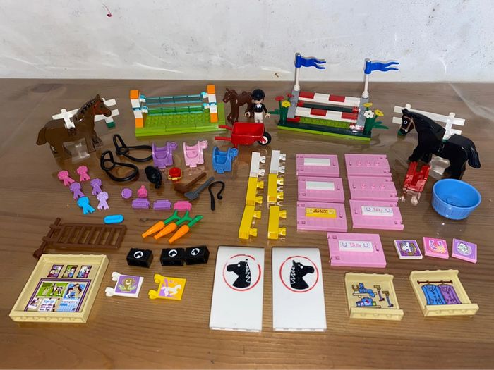 Lot de + de 150 pièces lego sur le thème de l’équitation.