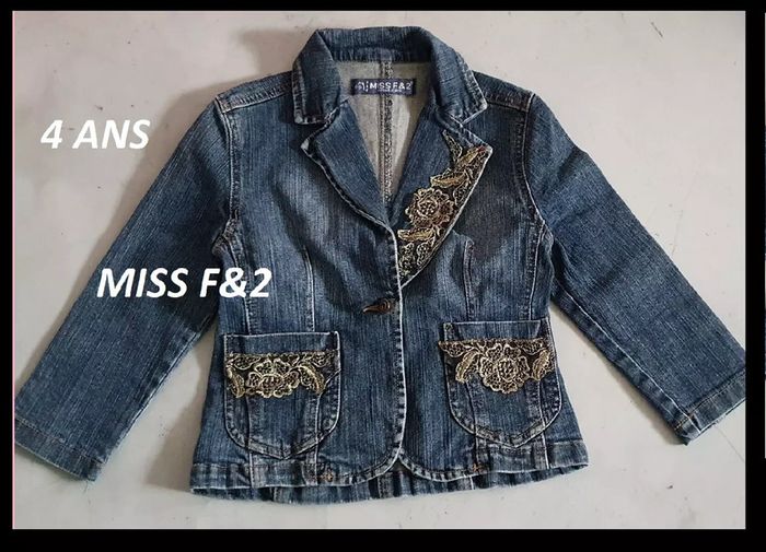 LOT vêtements filles taille 4 - 5 ans - photo numéro 2