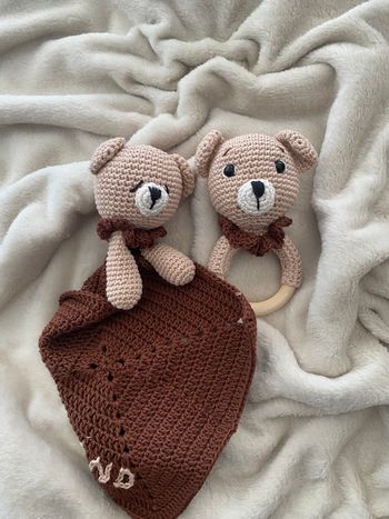 Doudou plat et hochet ourson 