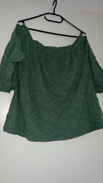 Haut à l’épaule dénudée