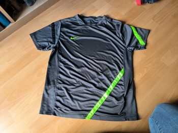 T-shirt Nike Dry fit gris et vert fluo taille XL enfant