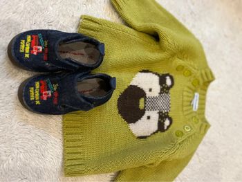 Pull et chaussures bébé