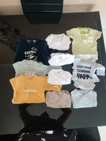 Lot  pyjamas/ bodies 1 mois