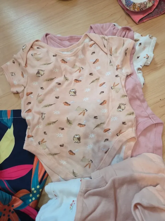 Lot bodies taille 12 18mois - photo numéro 7