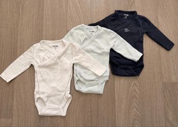 Lot 3 bodies manches longues 1 mois - Kiabi - comme neufs