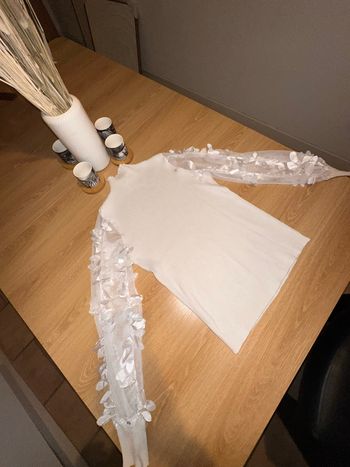 Top blanc élégant manches transparentes à fleurs